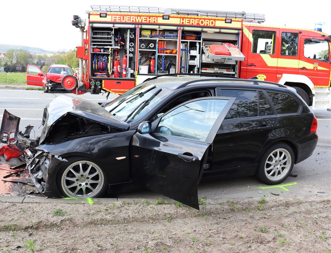 POL-HF: Verkehrsunfall im Gegenverkehr - Vlothoerin schwer verletzt