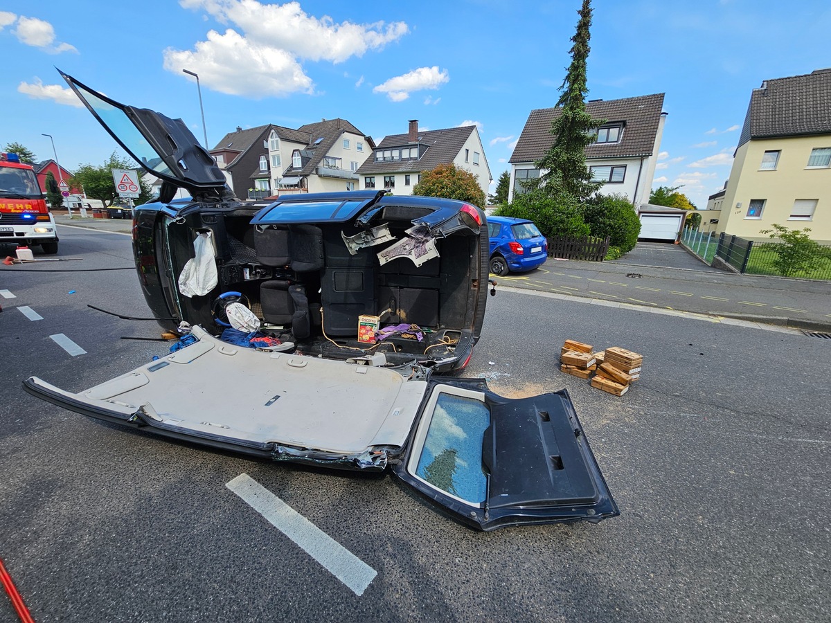 FW Sankt Augustin: Freiwillige Feuerwehr befreit Personen aus verunfalltem PKW