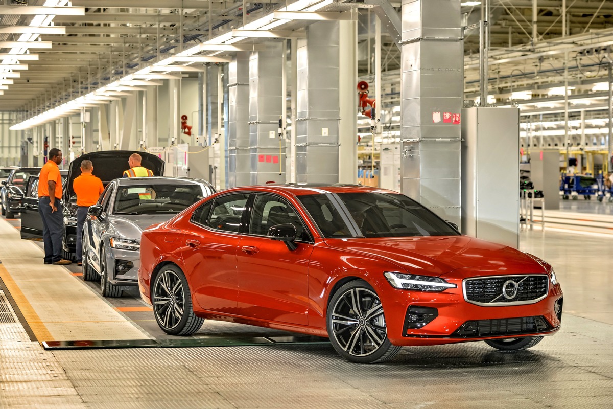 Neuer Volvo S60 im ersten US-Werk des schwedischen Automobilherstellers enthüllt