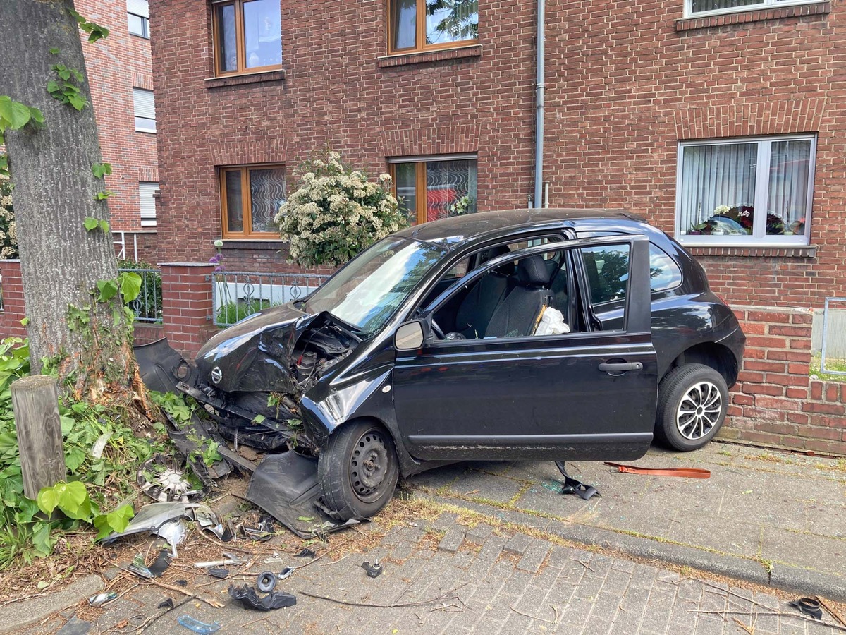 POL-REK: 230519-3: Auto zwischen Baum und Mauer eingeklemmt