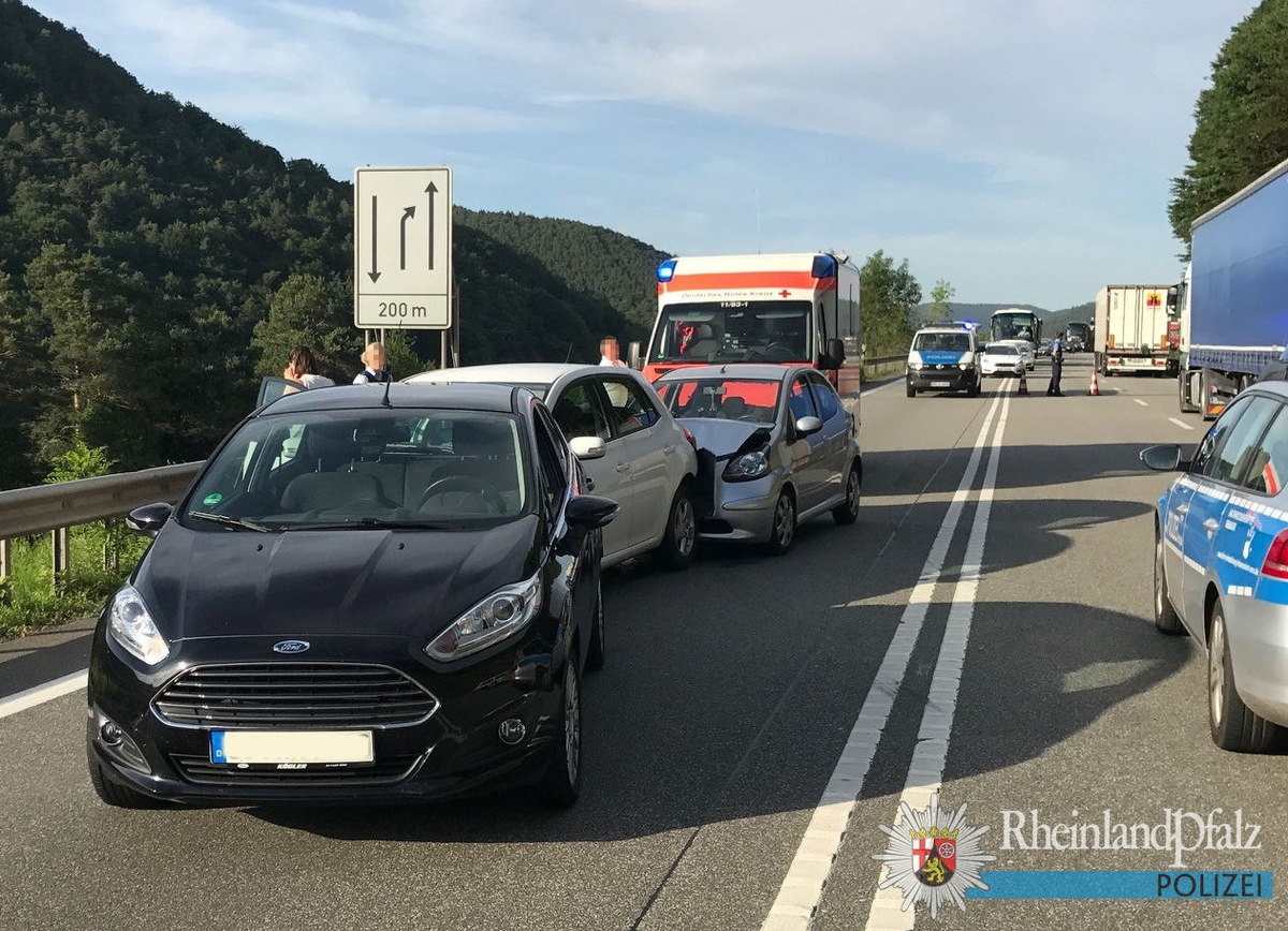 POL-PPWP: Verkehrsunfall mit drei Fahrzeugen