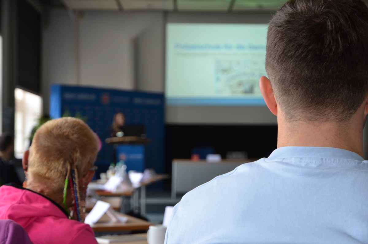 POL-AK NI: &quot;Omas&quot; besuchen die Polizeiakademie Niedersachsen