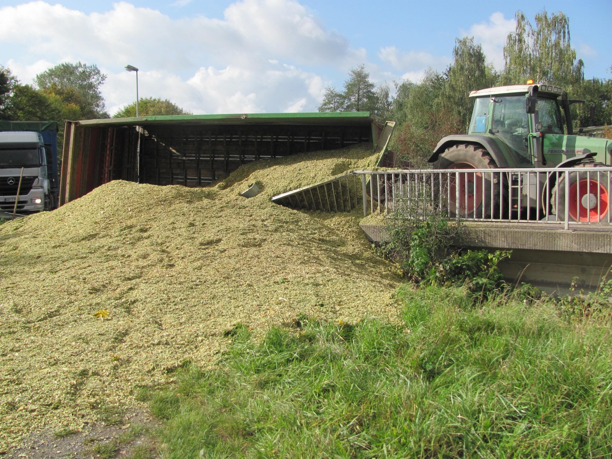 POL-HM: Silageanhänger kippt um