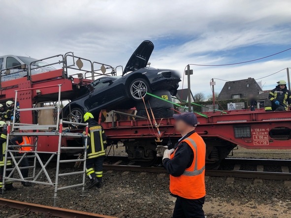 BPOL-FL: Unfall auf Autozug, zwei Verletzte