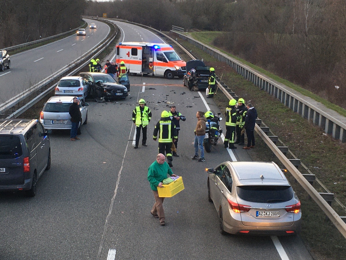 POL-PDWO: Verkehrsunfall mit 3 beteiligten PKW und 2 leicht Verletzten, Vollsperrung