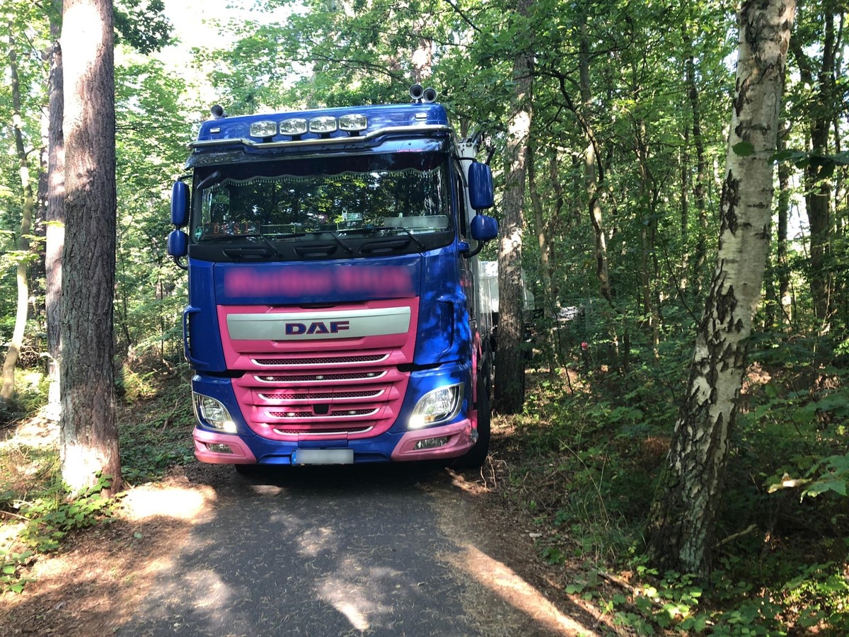 POL-HST: Lkw-Gespann bleibt bei Pruchten auf einem Radweg stecken