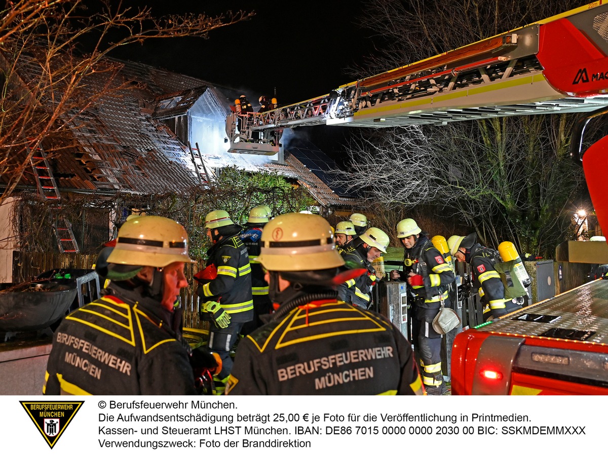 FW-M: Dachstuhlbrand mit zwei verletzten Personen (Altperlach)