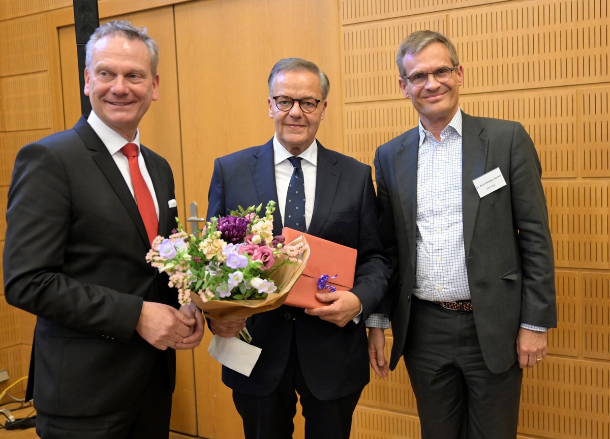 Technologievielfalt für Nutzfahrzeuge: Politik muss Leitplanken liefern / 21. Berliner Automobildialog: Dr. Konrad in den Ruhestand verabschiedet