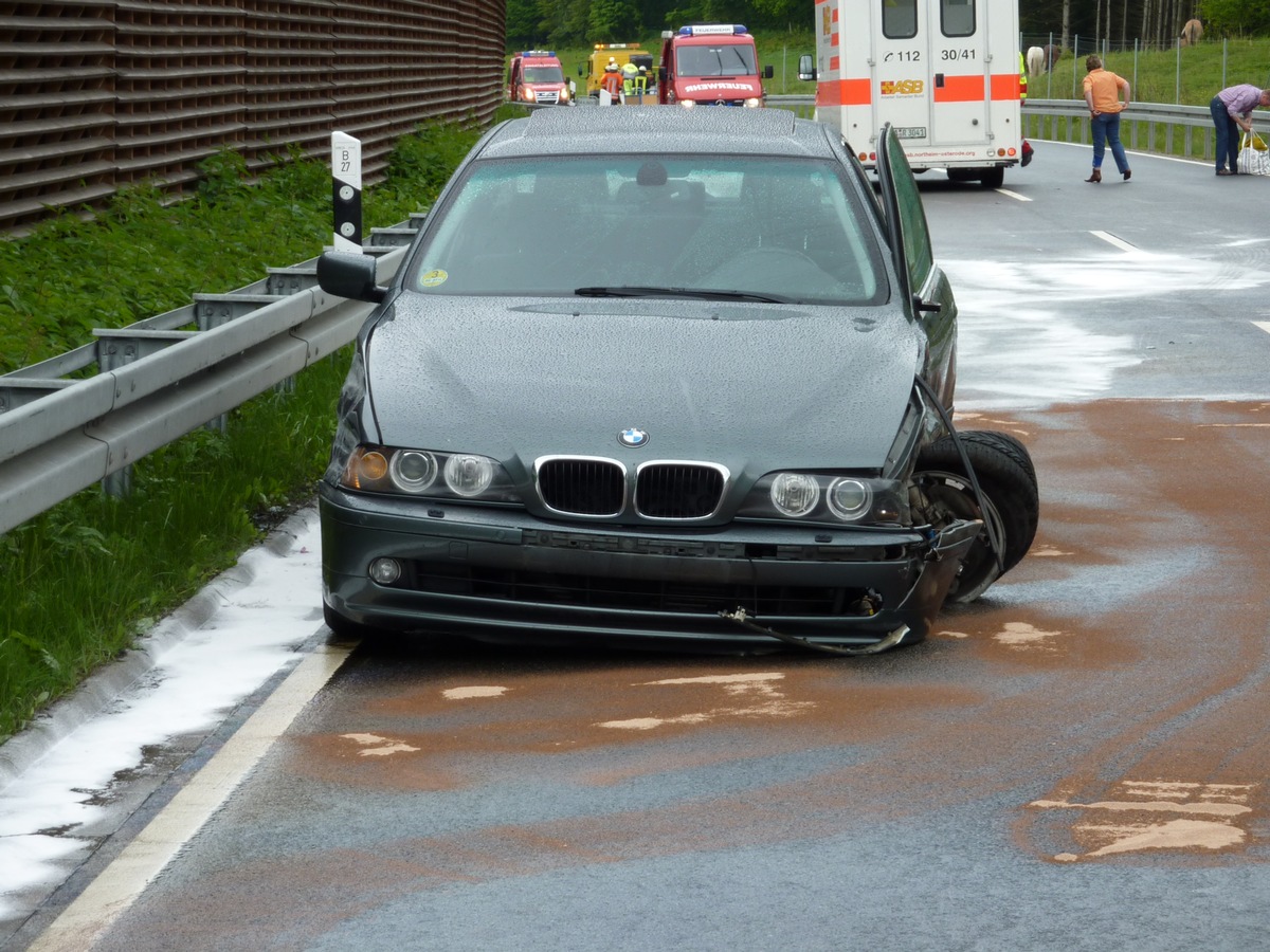 POL-NOM: Vollsperrung der B 27 nach Zusammenstoß zweier PKW. Frau leicht verletzt!