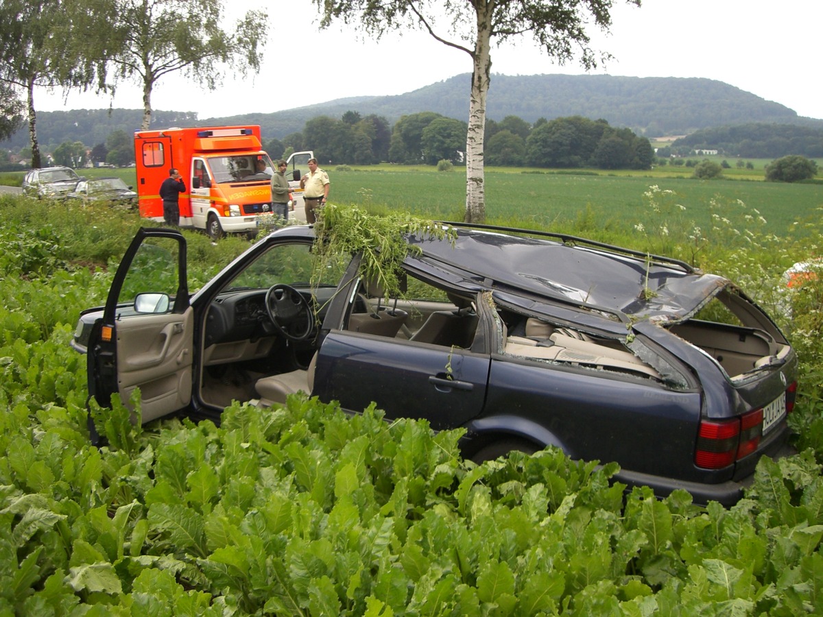 POL-HOL: Landesstraße 550 - Gemarkung Fürstenberg: Unaufmerksam - Mit PKW überschlagen - Fahrerin blieb unverletzt -