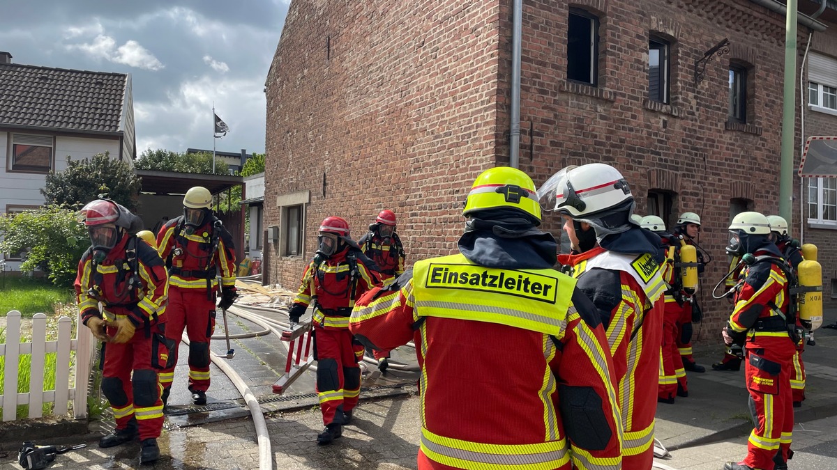 FW Düren: Gemeldeter Kaminbrand entpuppte sich als Brand im Gebäude