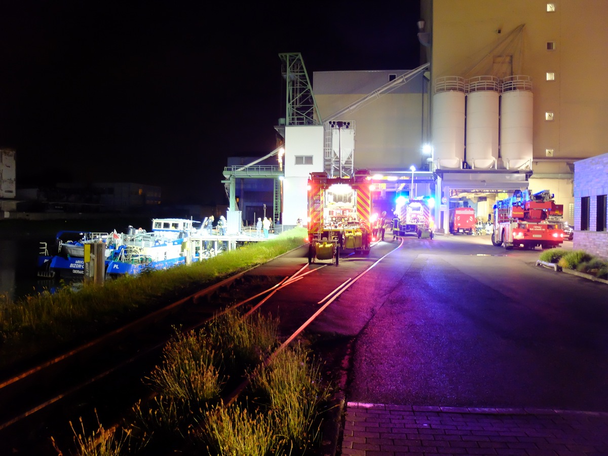 FW-GE: Stadthafen Gelsenkirchen droht Frachtschiff zu sinken