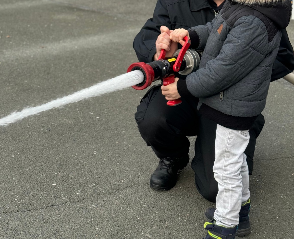 FW-SOE: Kindergärten zu Besuch bei der Feuerwehr Soest