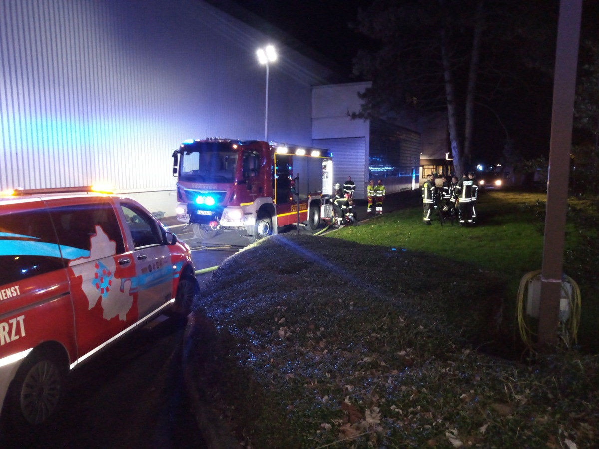 FW-EN: Brand in einem Industriebetrieb