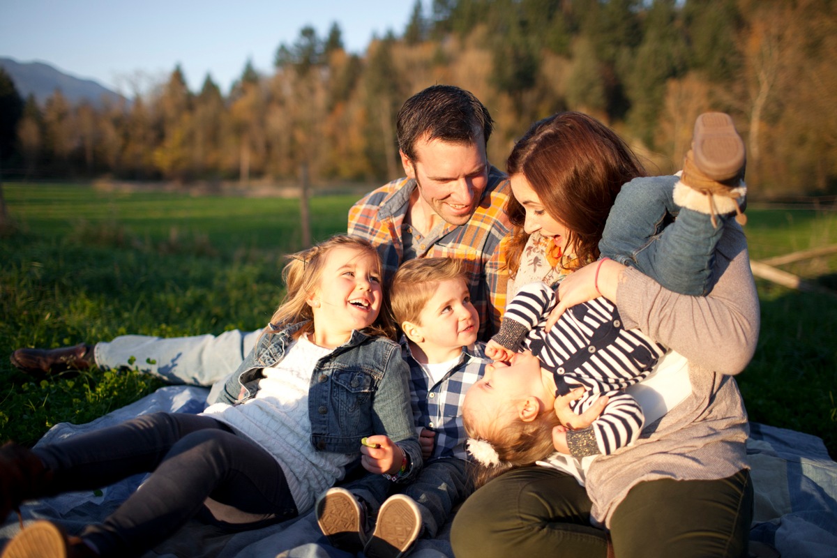 Drei wichtige Versicherungen für Paare und junge Familien / 2014 wurden über 700.000 Babys geboren - fünf Prozent mehr als im Vorjahr / Wichtig für junge Familien: Schutz vor existenziellen Risiken