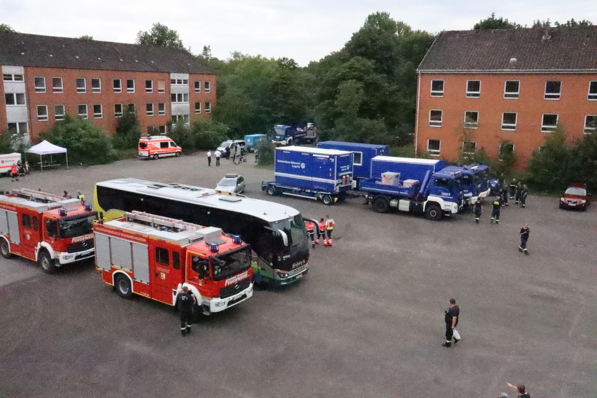 THW HH MV SH: THW Landesbeauftragter Dierk Hansen verabschiedet THW-Kräfte ins Katastrophengebiet