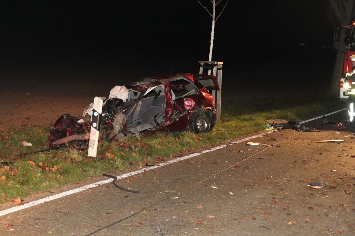 POL-HX: Tödlicher Verkehrsunfall: Pkw prallt gegen Bäume