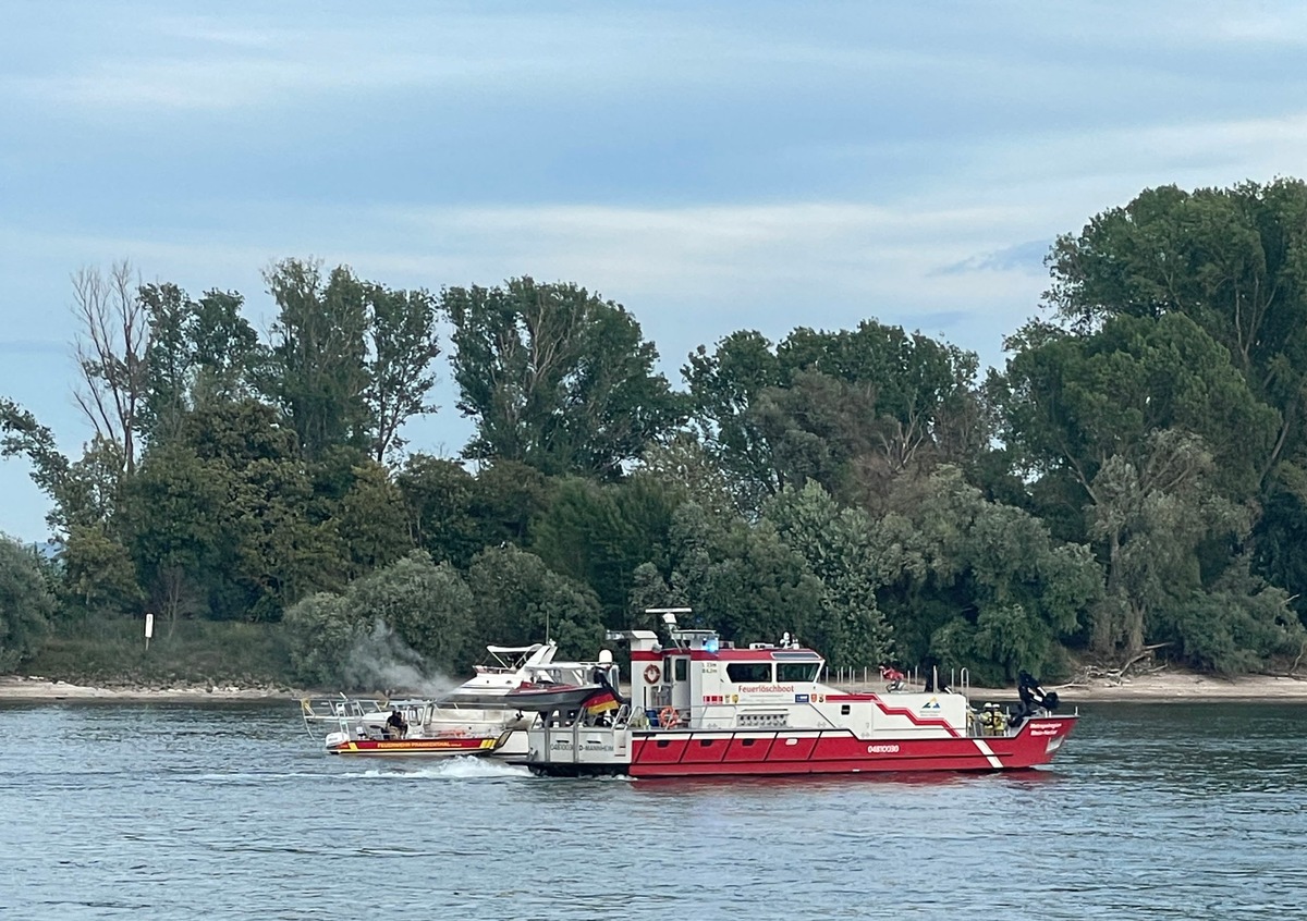 FW Frankenthal: Schiffsbrand auf dem Rhein endet glimpflich