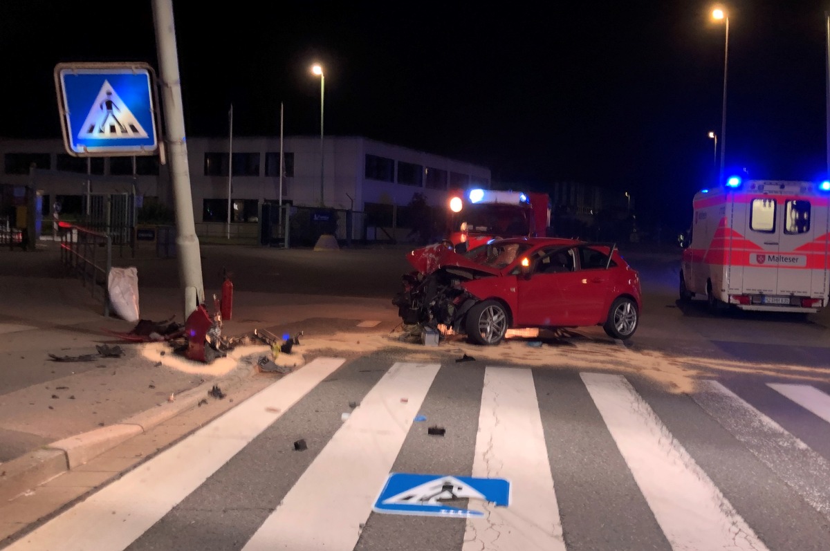 POL-PDKH: Verkehrsunfall in der Michelinstraße, Bad Kreuznach. 20-jähriger PKW-Fahrer kollidiert mit Beleuchtungsmast