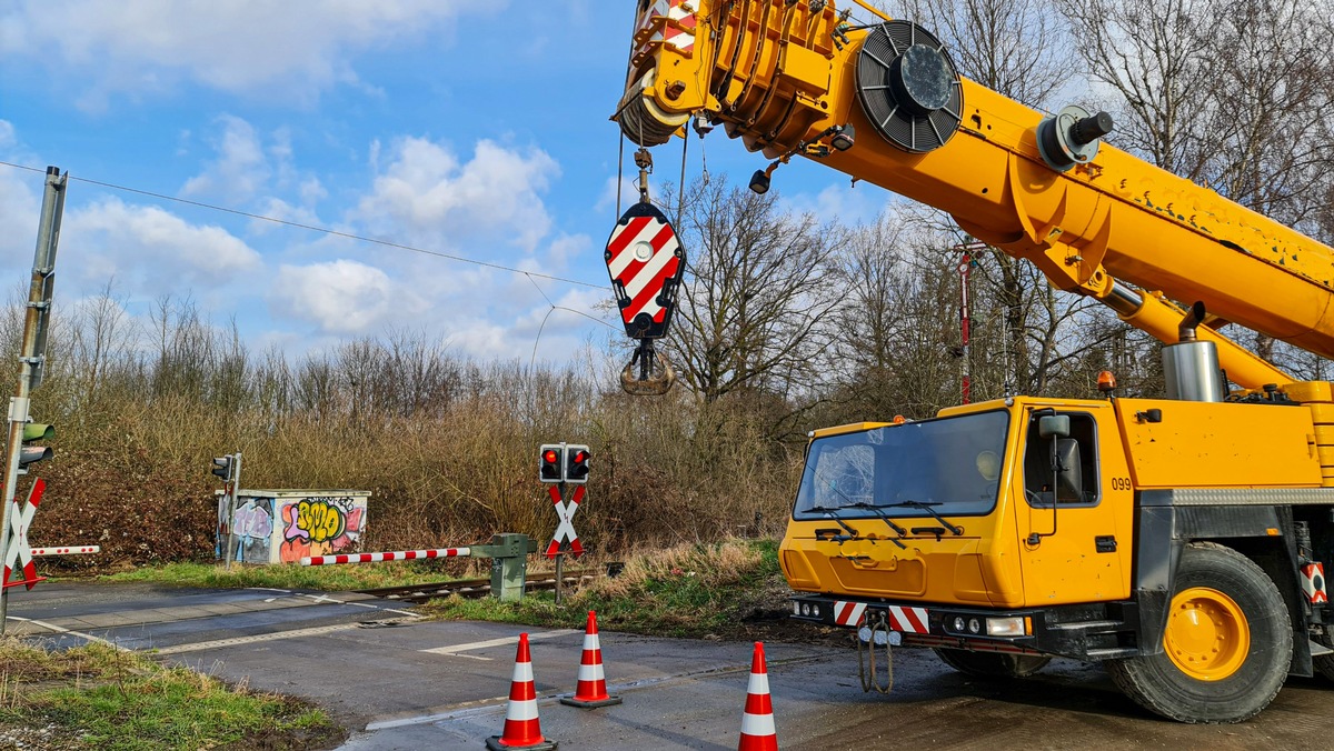 POL-LIP: Lage. Kranwagen beschädigt Bahn-Oberleitung.