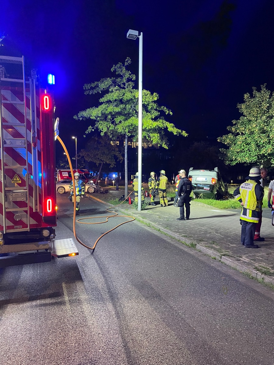 FW-E: Verkehrsunfall fordert zwei Verletzte - PKW landet nach Aufprall auf dem Dach