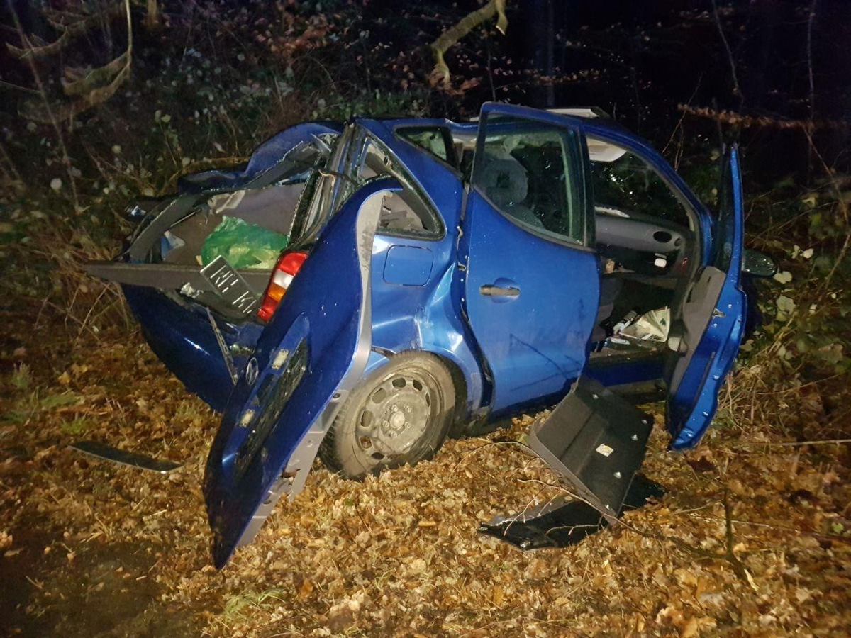 FW-MH: Sturmtief Sabine. Baum stürzt auf Auto. Zwei verletzte Personen