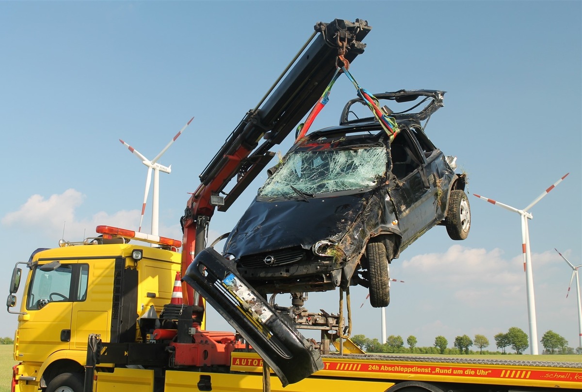 POL-HX: Auto überschlägt sich und bleibt auf dem Dach liegen