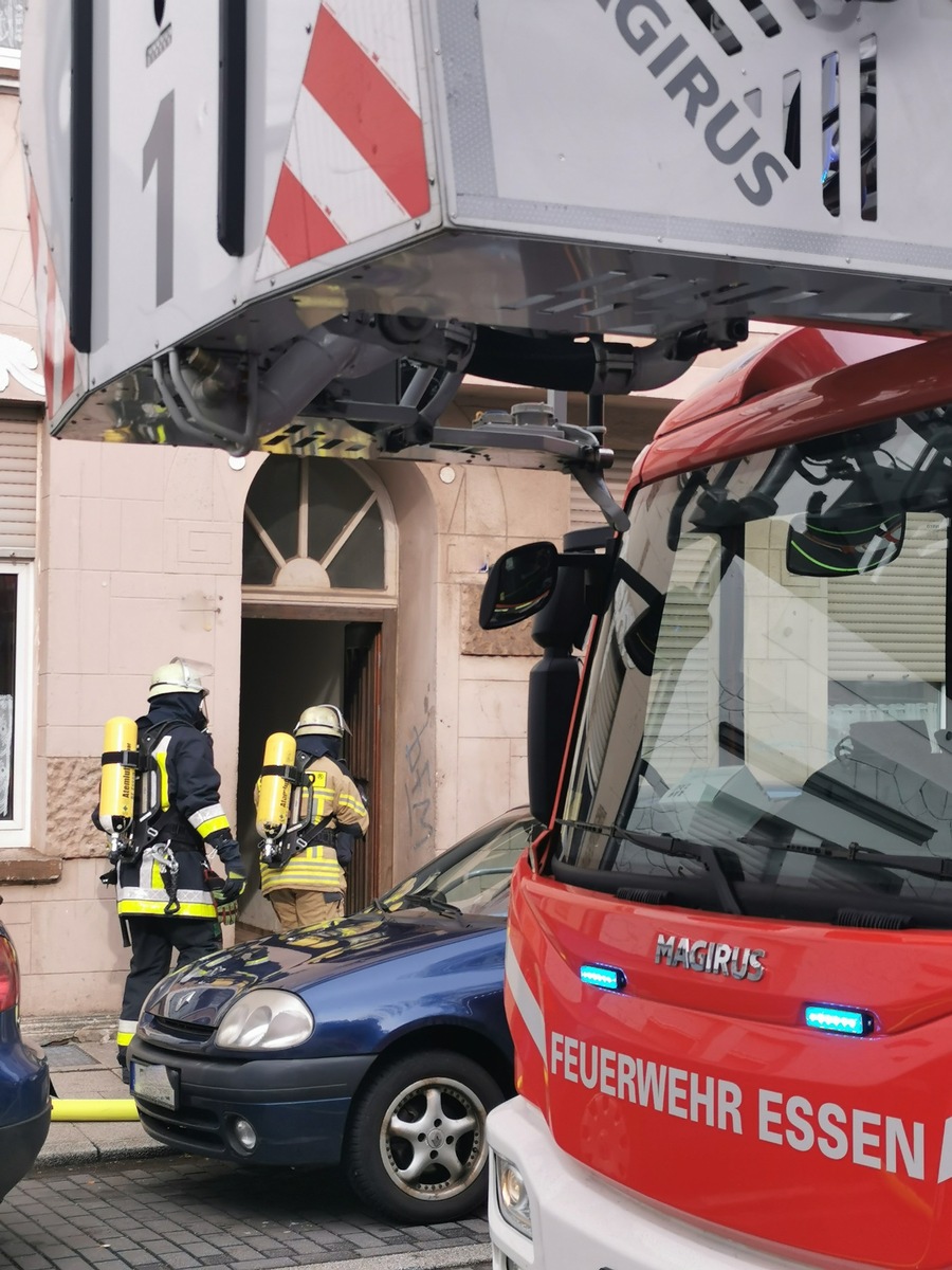 FW-E: Feuerwehr rettet leblose Person aus Zimmerbrand in einem Mehrfamilienhaus.