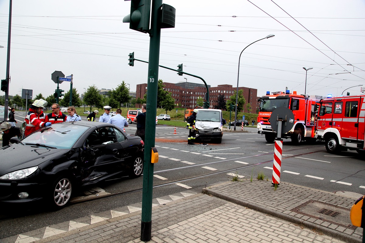 FW-E: Verkehrsunfall, junge Frau nach notärztlicher Versorgung zum Krankenhaus gebracht