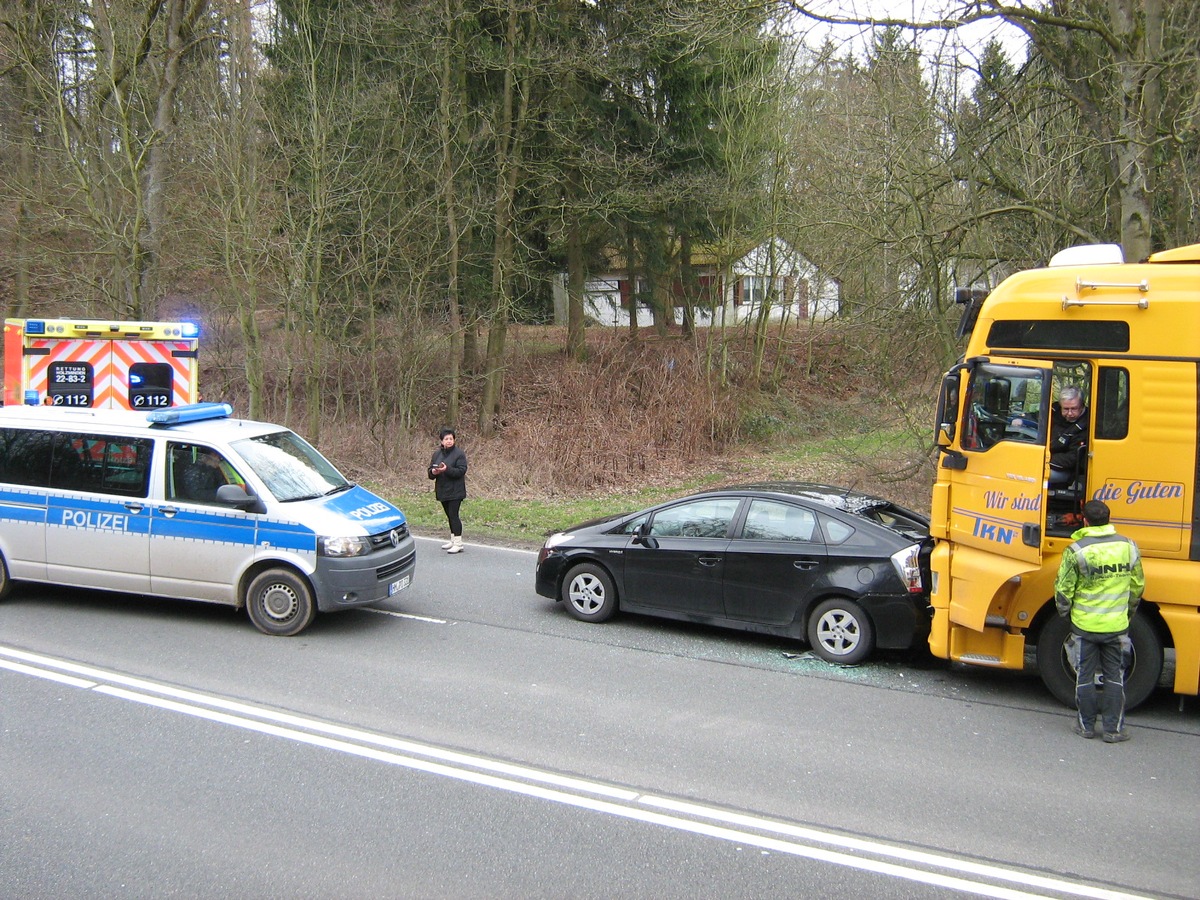 POL-HM: Verkehrsunfall zwischen Lkw und Pkw