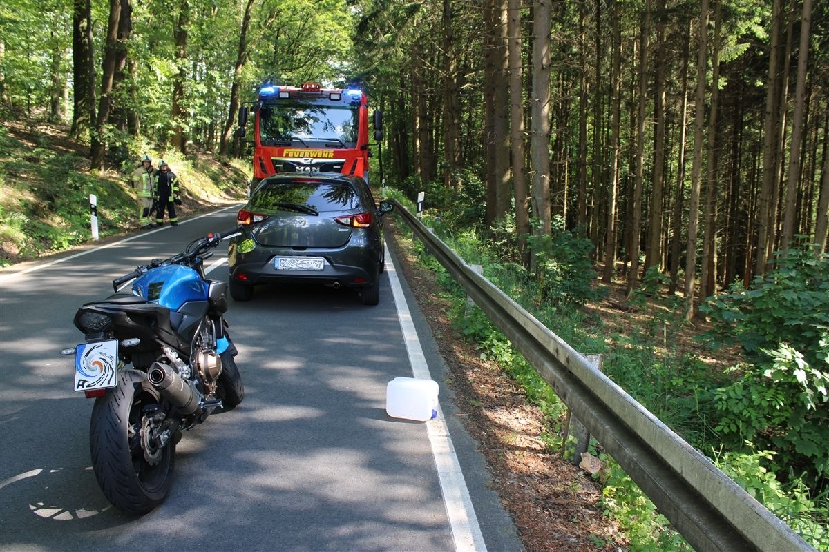 POL-RBK: Wermelskirchen - Kanister auf der Fahrbahn löst Auffahrunfall mit Schwerverletztem aus