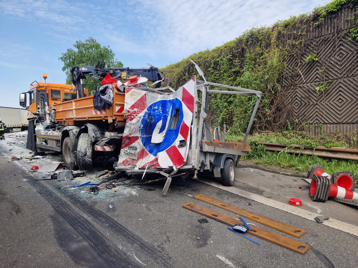 FW Moers: A40 LKW prallt auf Fahrzeug der Autobahnmeisterei