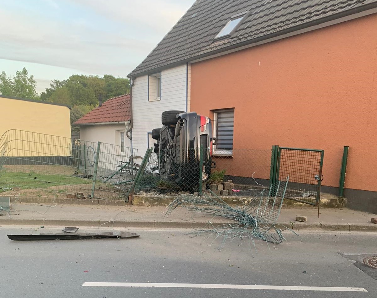 POL-ME: Unfall mit fast 1,7 Promille: Auto überschlug sich und krachte in Hauswand - Langenfeld - 2004140