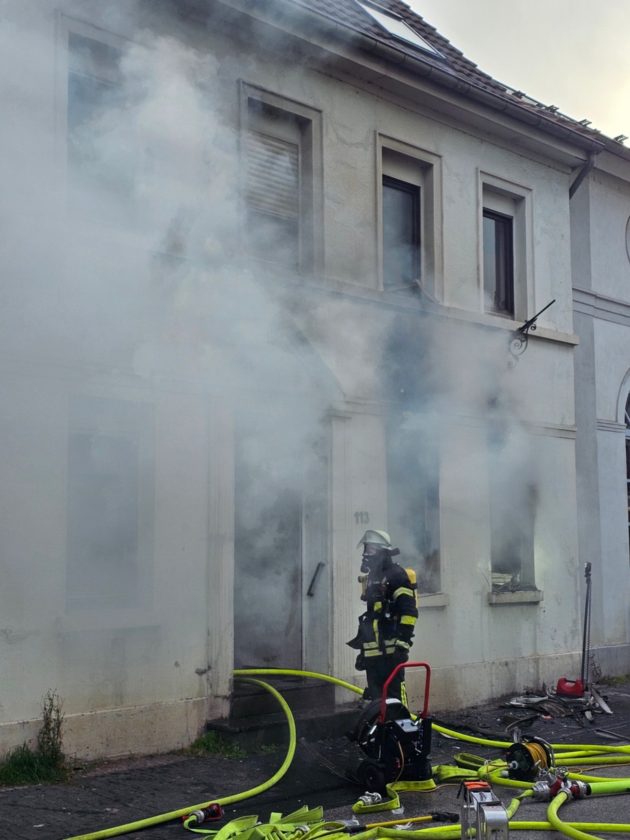 FW Königswinter: Wohnungsbrand in Königswinter - Niederdollendorf Feuerwehr kann Brandausbreitung verhindern