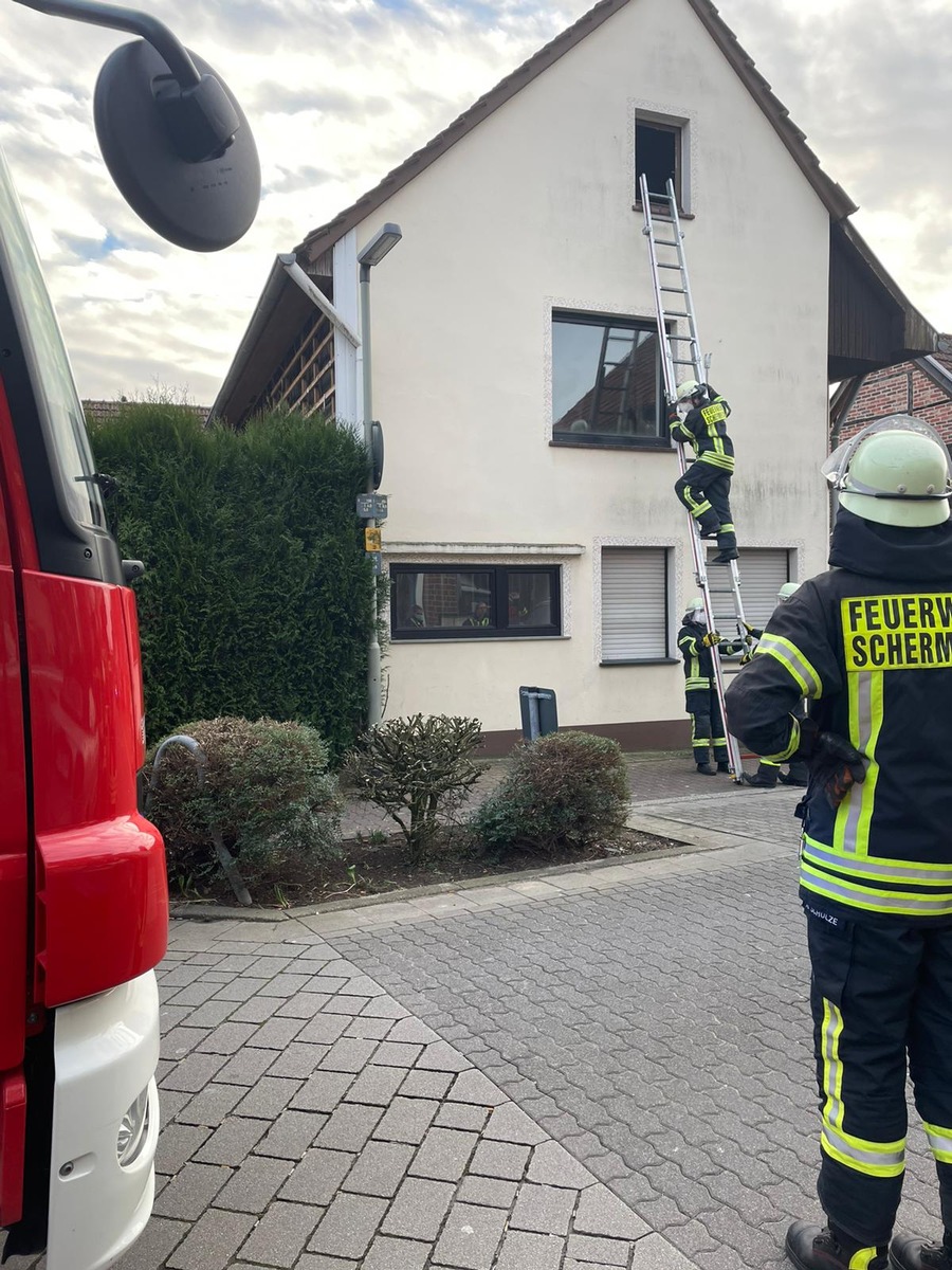 FW-Schermbeck: Zerbrochenes Fenster an der Schloßstraße