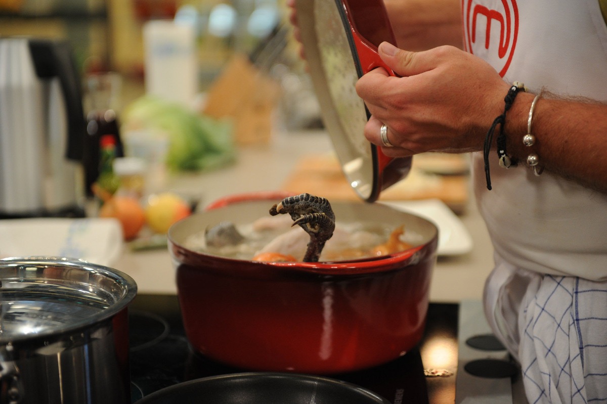 Kopf ab, Topf auf bei &quot;Deutschlands Meisterkoch&quot;: Wie wird aus einem Schwarzfederhuhn ein Gourmet-Menü? (mit Bild)