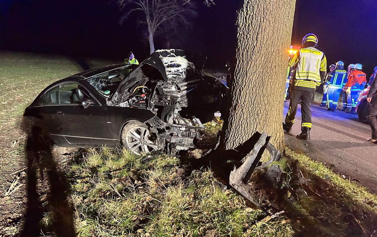 FW-ROW: Schwerer Verkehrsunfall bei Badenstedt: Mercedes prallt gegen Baum