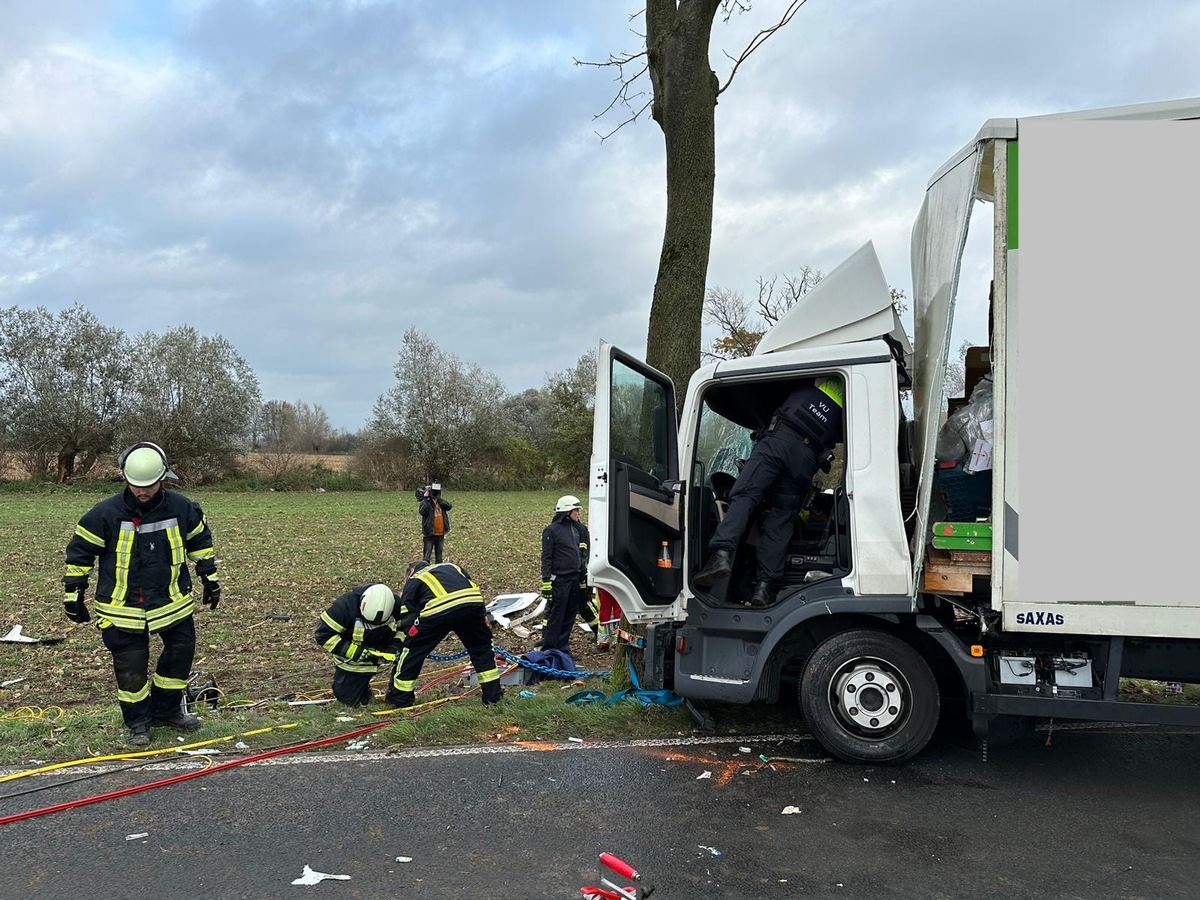 Feuerwehr Kalkar: Verkehrsunfall mit LKW