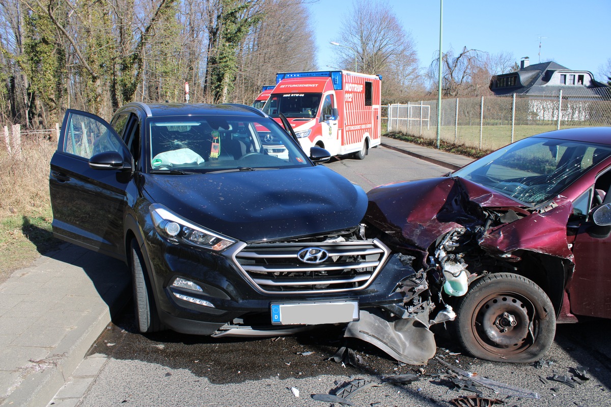 POL-DN: Vier Verletzte nach Verkehrsunfall