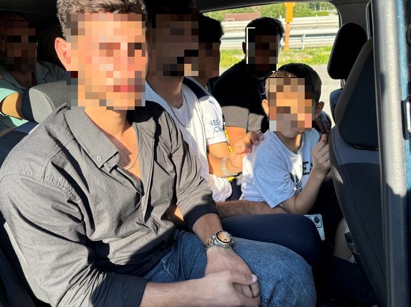 Bundespolizeidirektion München: Im überbesetzten Auto geschleust/ Bundespolizei stoppt Auto mit elf Migranten