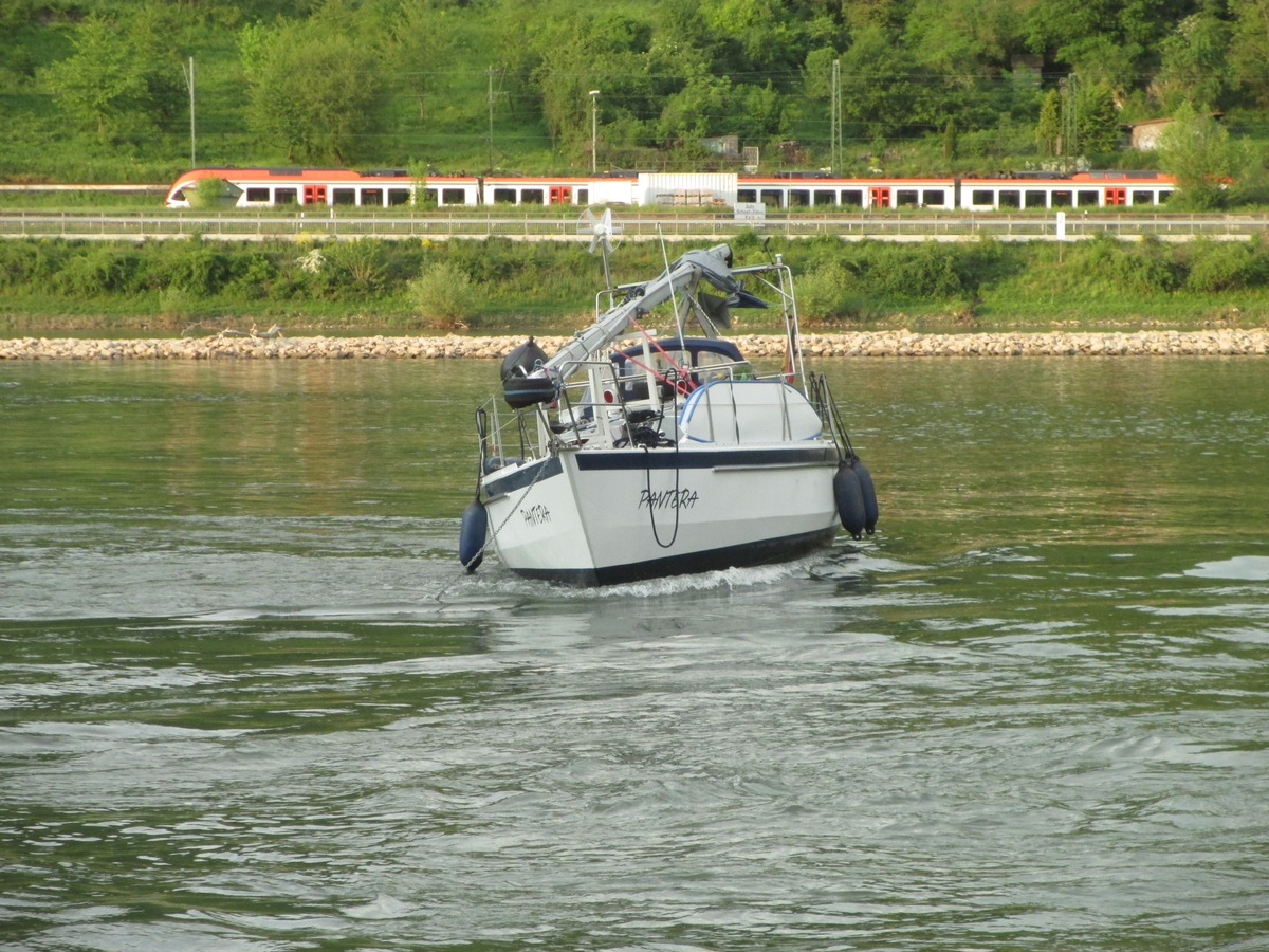 WSPA-RP: Sportbootunfall/ Yacht fährt sich unterhalb der &quot;Pfalz&quot; in Kaub fest