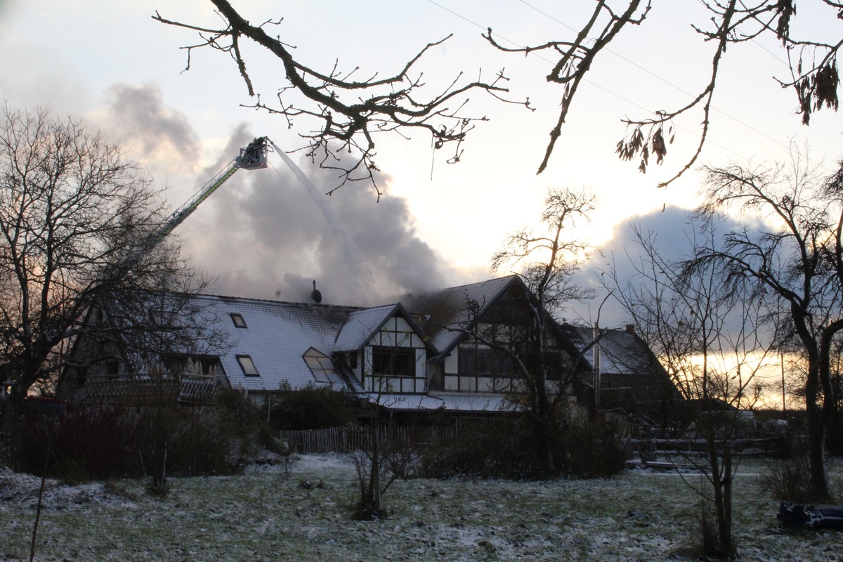 POL-PDMY: Brand eines Einfamilienhaus und unmittelbar angrenzendes Seminarhaus