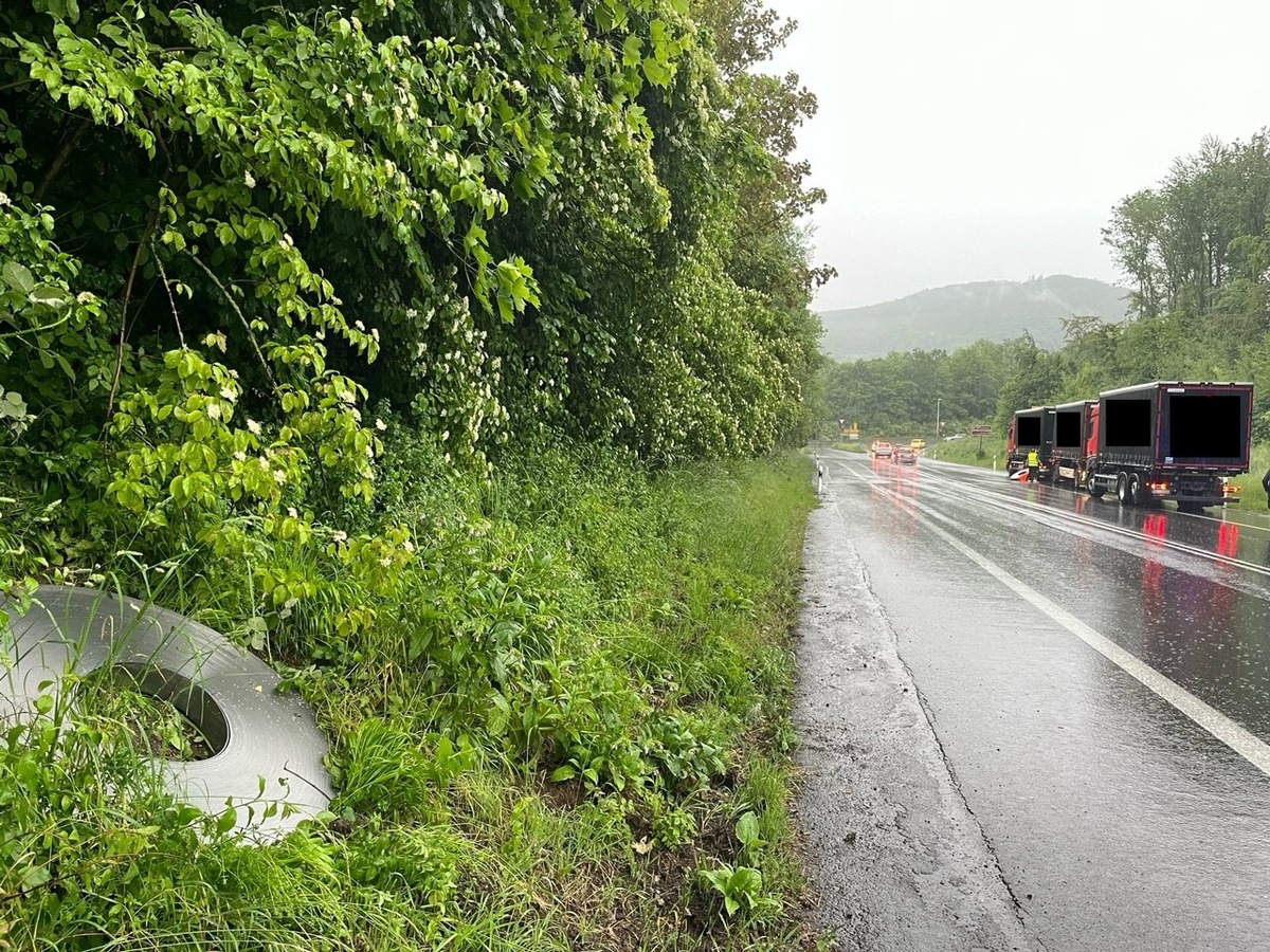 POL-HA: LKW verliert schwere Bandstahlrollen