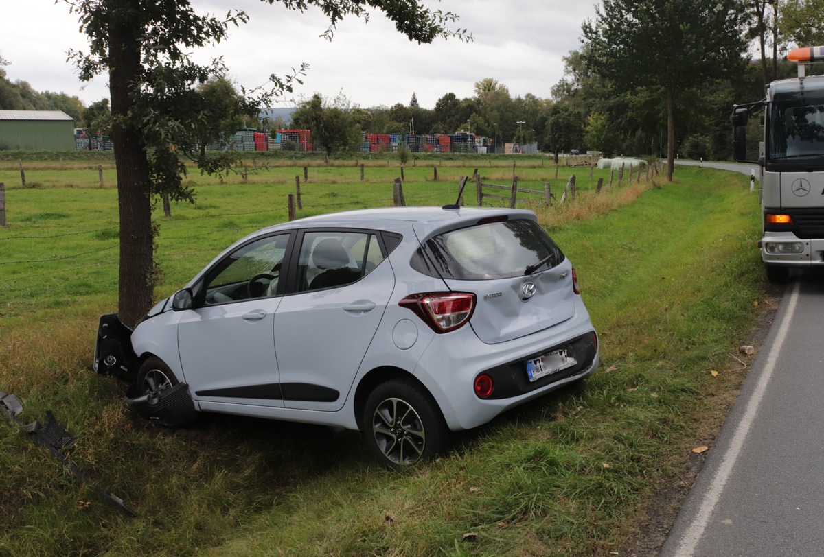 POL-HX: Auto am Heck getroffen und gegen Baum geschleudert