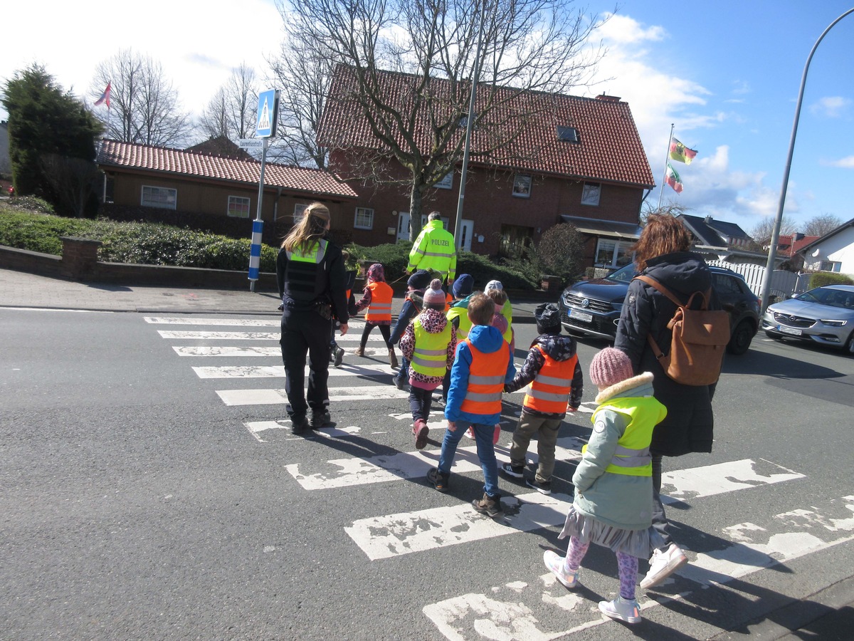 POL-PB: Ab Sommer ein Grundschulkind - Die Paderborner Polizei unterstützt Kindertagestätten bei der Vorbereitung auf den Straßenverkehr