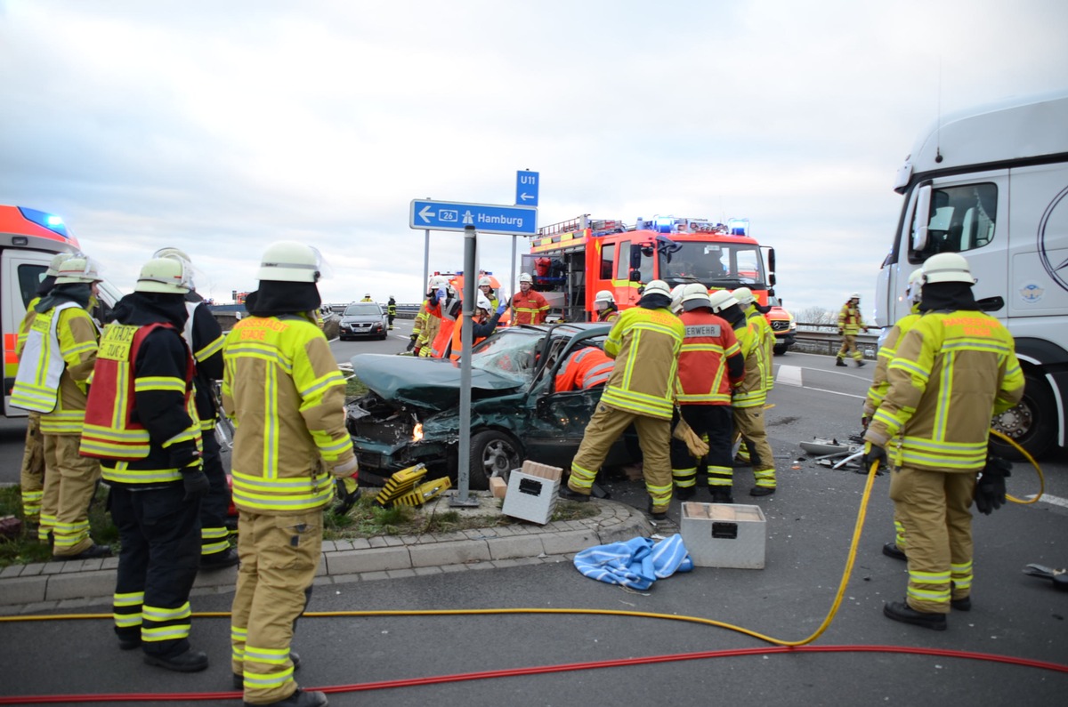 POL-STD: 43-jährige Autofahrerin bei Verkehrsunfall in Stade schwer verletzt