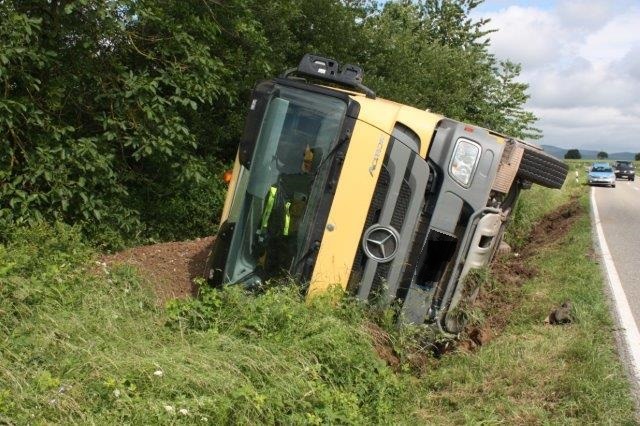 POL-PDLD: Steinfeld: Lkw im Straßengraben umgekippt