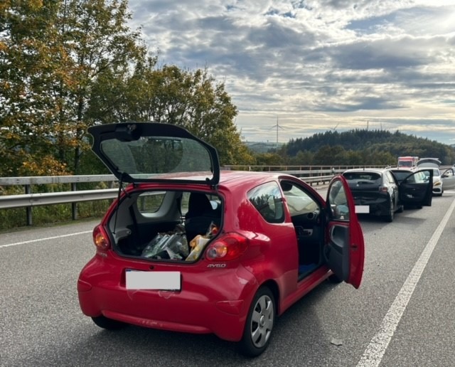 POL-PDPS: Unfallflucht nach Unfall durch verlorene Ladung