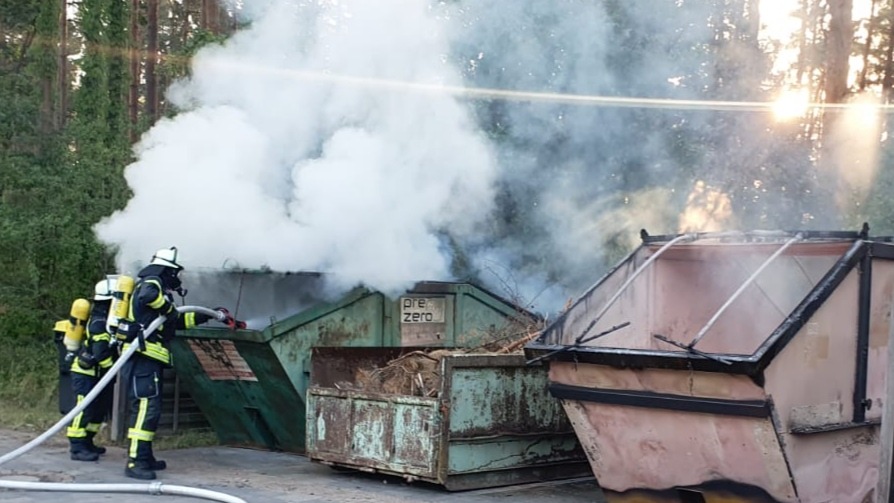 FW Celle: Waldbrand und/oder Containerbrand - Celler Feuerwehr im Einsatz!