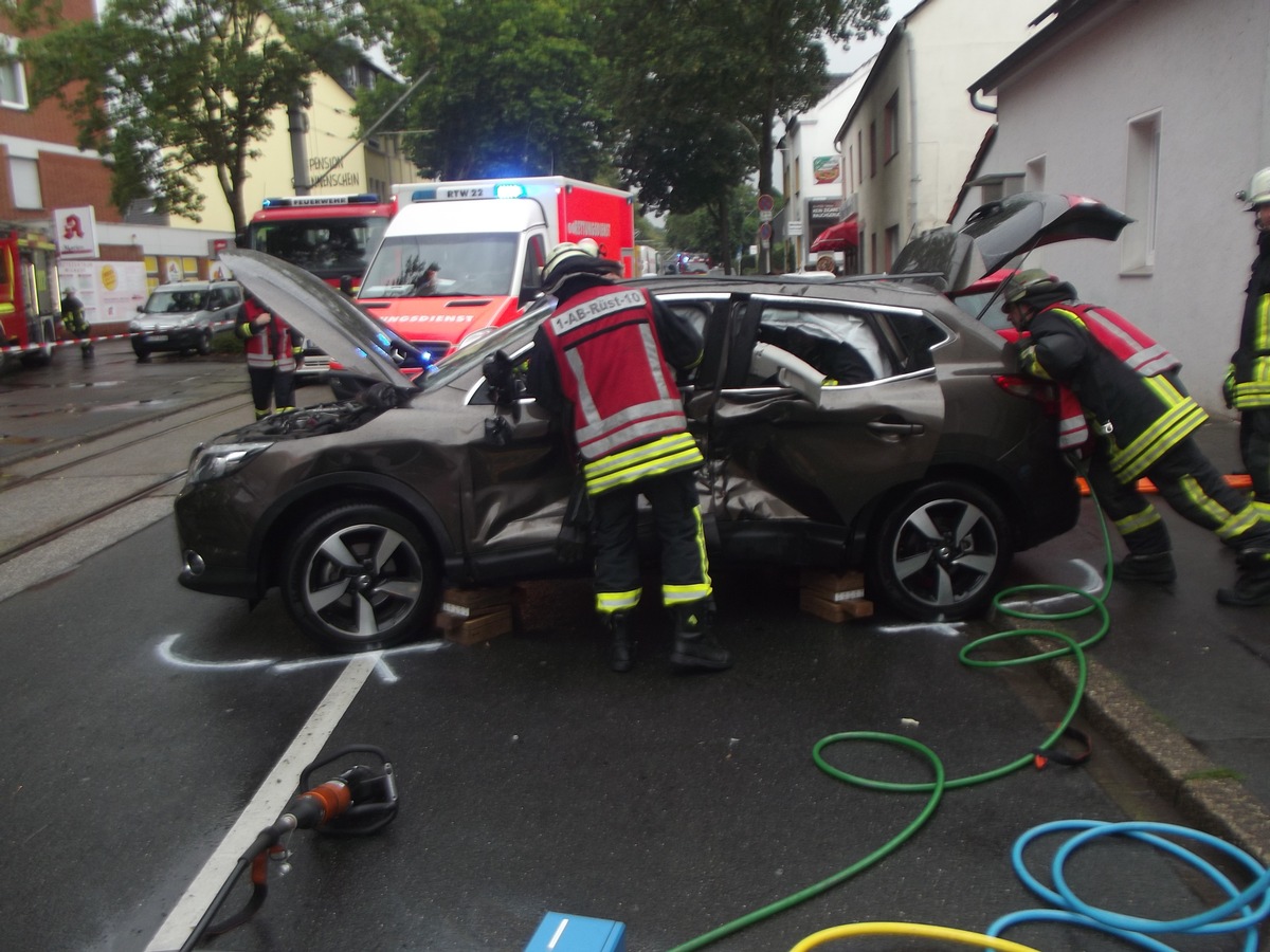 FW-DO: 11.07.2018 - Verkehrsunfall in Wickede
Straßenbahn kollidiert mit PKW